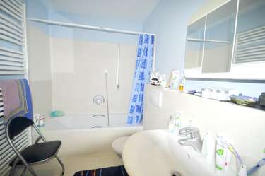 Badezimmer 2 mit Wanne/WC Ansicht 1