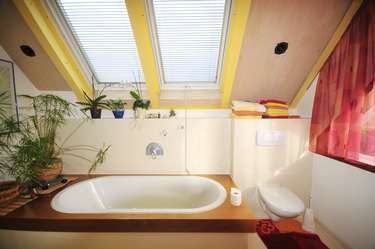 Badezimmer mit Wanne/WC + Dusche  Ansicht 1